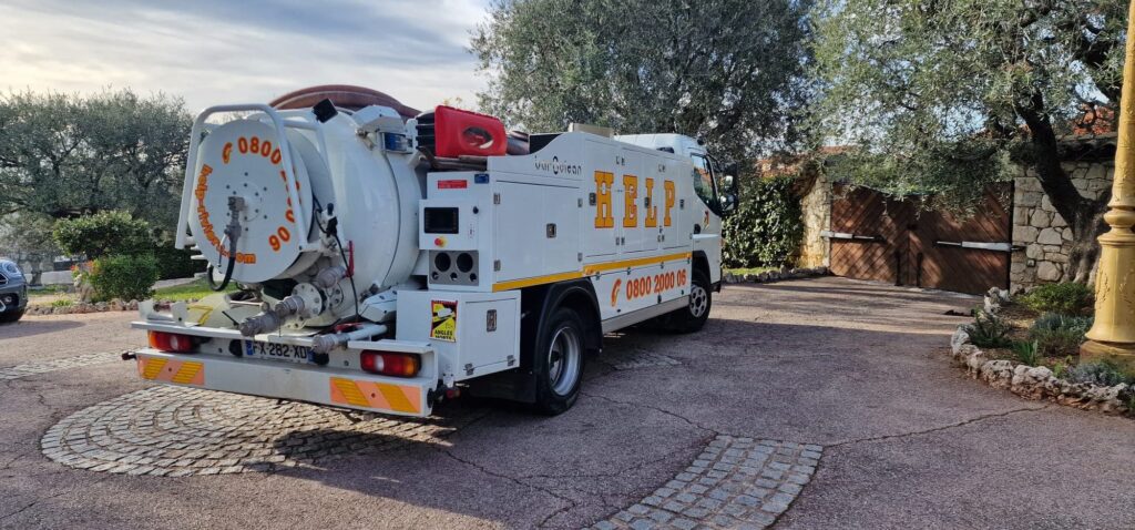 Camion d’intervention Help Riviera à Villeneuve-Loubet, garantissant des solutions rapides et efficaces pour vos besoins en plomberie et chauffage.