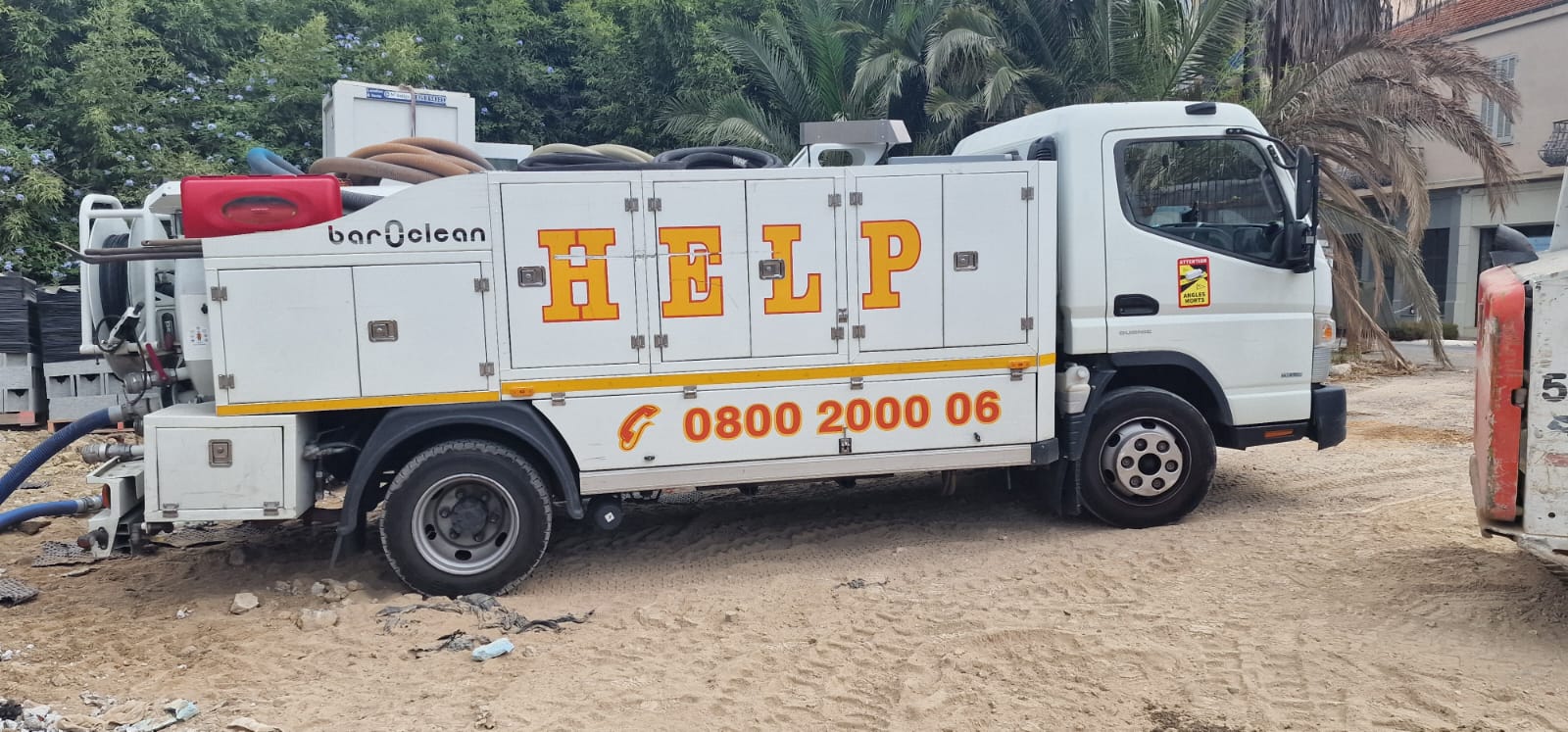 Camion d’intervention Help Riviera à Villeneuve-Loubet, offrant des solutions rapides et efficaces pour vos besoins en plomberie et chauffage.